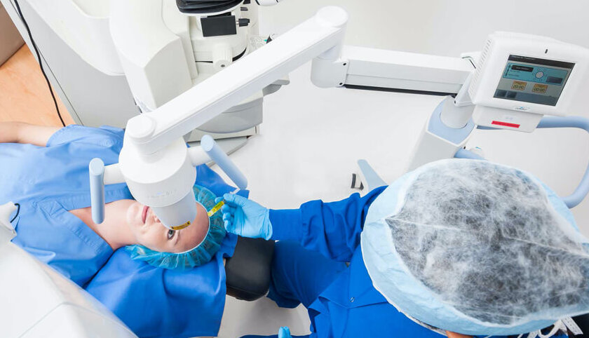 A patient and doctor with the KXL® system for performing cross-linking and Lasik Xtra®.